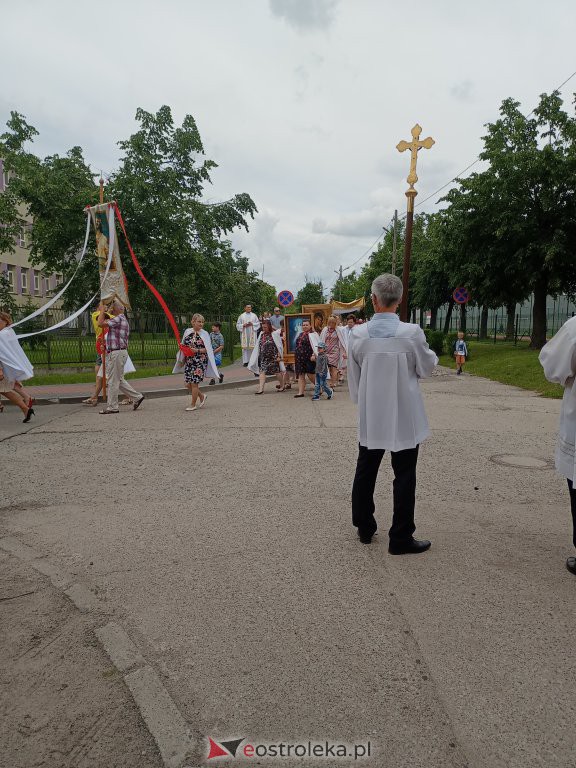  Procesja Bożego Ciała 2022 w parafii pw. św. Wojciecha w Ostrołęce [16.06.2022] - zdjęcie #2 - eOstroleka.pl