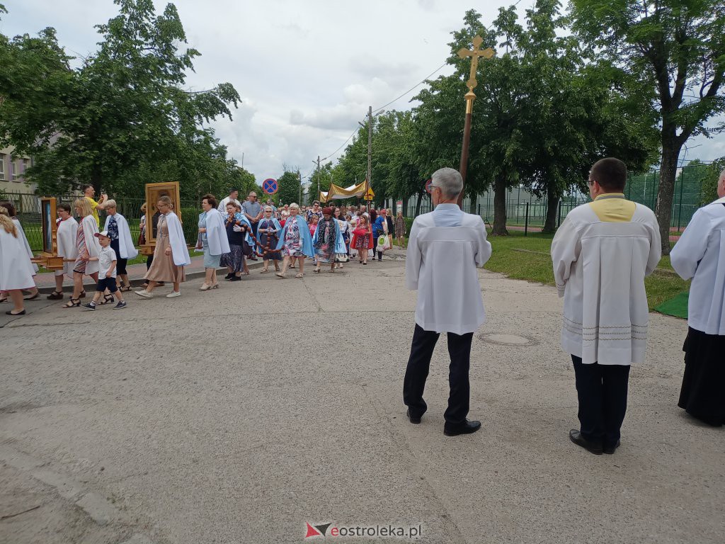  Procesja Bożego Ciała 2022 w parafii pw. św. Wojciecha w Ostrołęce [16.06.2022] - zdjęcie #4 - eOstroleka.pl