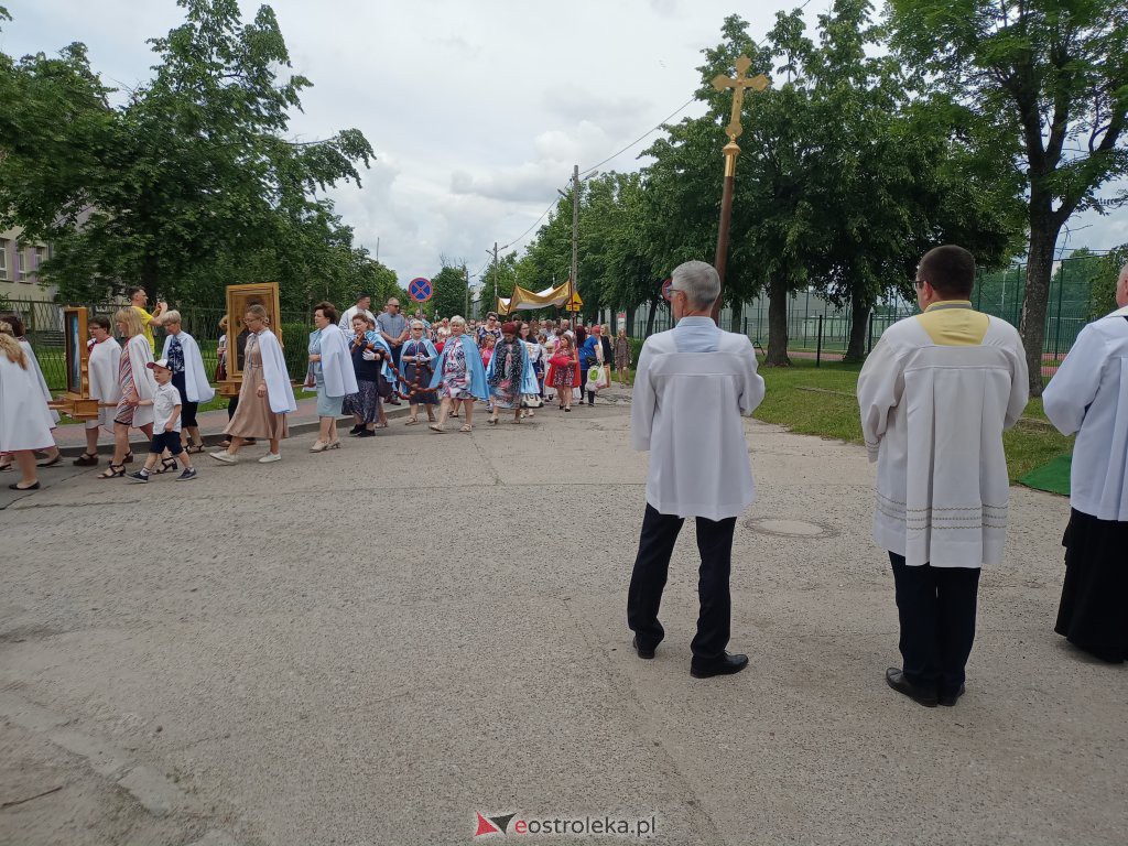  Procesja Bożego Ciała 2022 w parafii pw. św. Wojciecha w Ostrołęce [16.06.2022] - zdjęcie #61 - eOstroleka.pl