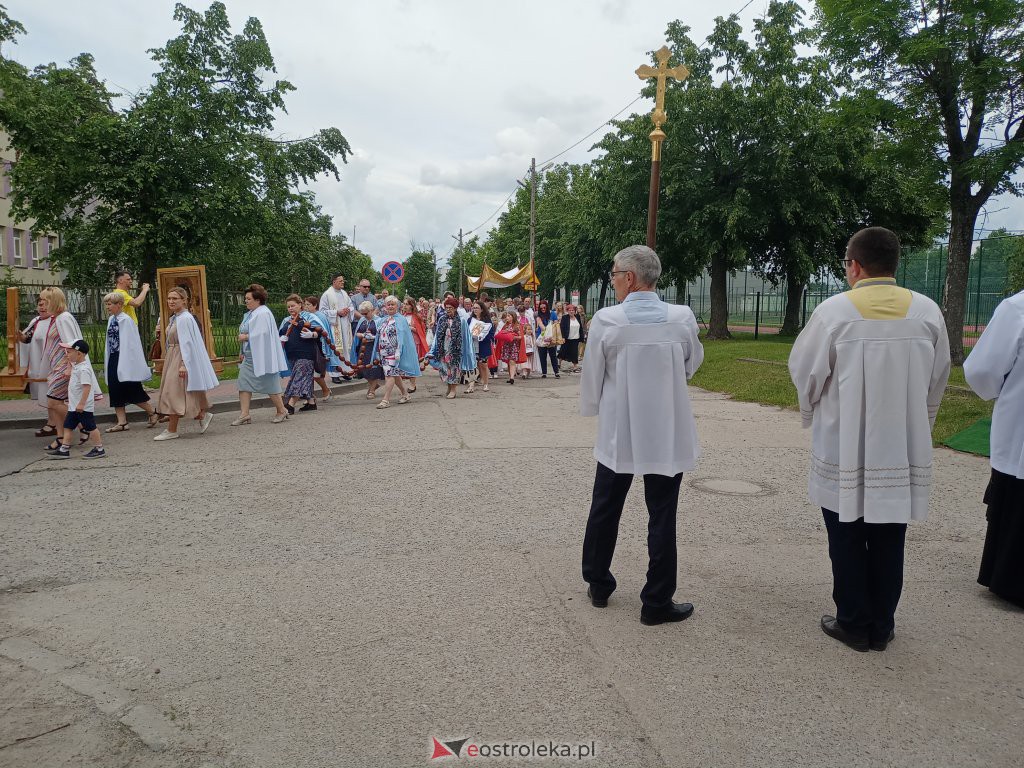  Procesja Bożego Ciała 2022 w parafii pw. św. Wojciecha w Ostrołęce [16.06.2022] - zdjęcie #60 - eOstroleka.pl