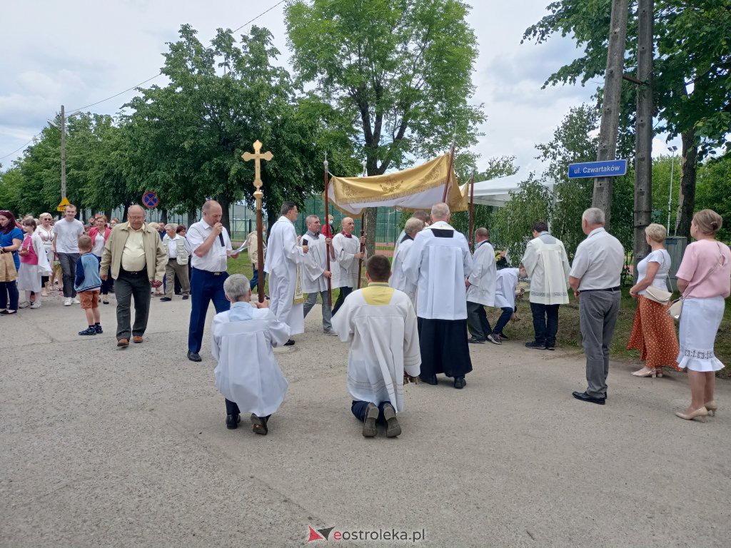  Procesja Bożego Ciała 2022 w parafii pw. św. Wojciecha w Ostrołęce [16.06.2022] - zdjęcie #59 - eOstroleka.pl