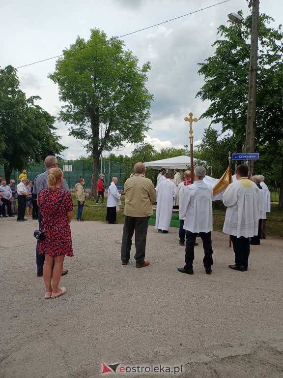  Procesja Bożego Ciała 2022 w parafii pw. św. Wojciecha w Ostrołęce [16.06.2022] - zdjęcie #56 - eOstroleka.pl