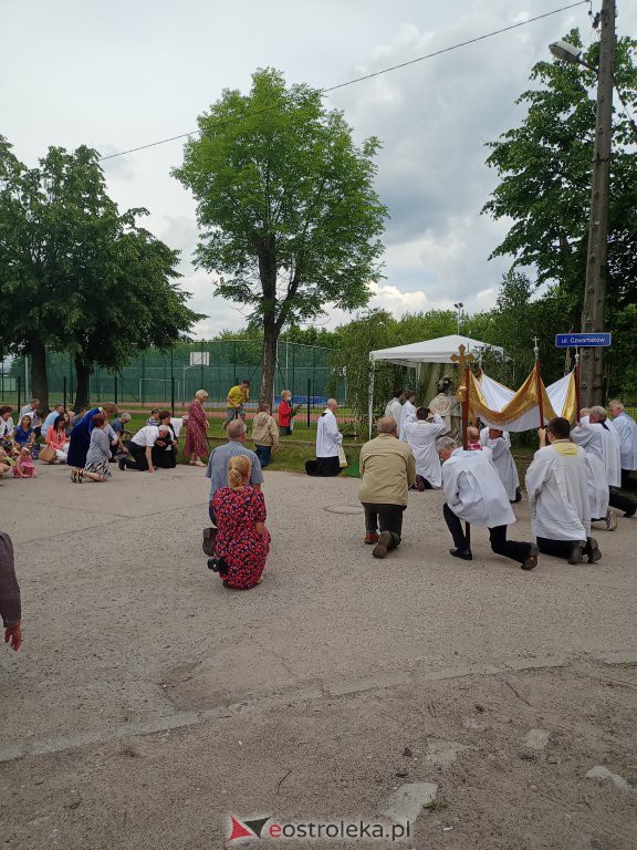  Procesja Bożego Ciała 2022 w parafii pw. św. Wojciecha w Ostrołęce [16.06.2022] - zdjęcie #55 - eOstroleka.pl