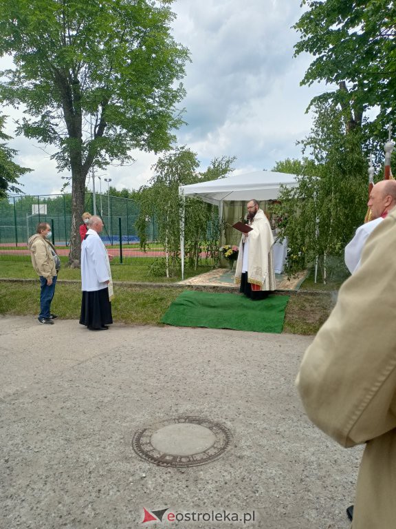  Procesja Bożego Ciała 2022 w parafii pw. św. Wojciecha w Ostrołęce [16.06.2022] - zdjęcie #13 - eOstroleka.pl