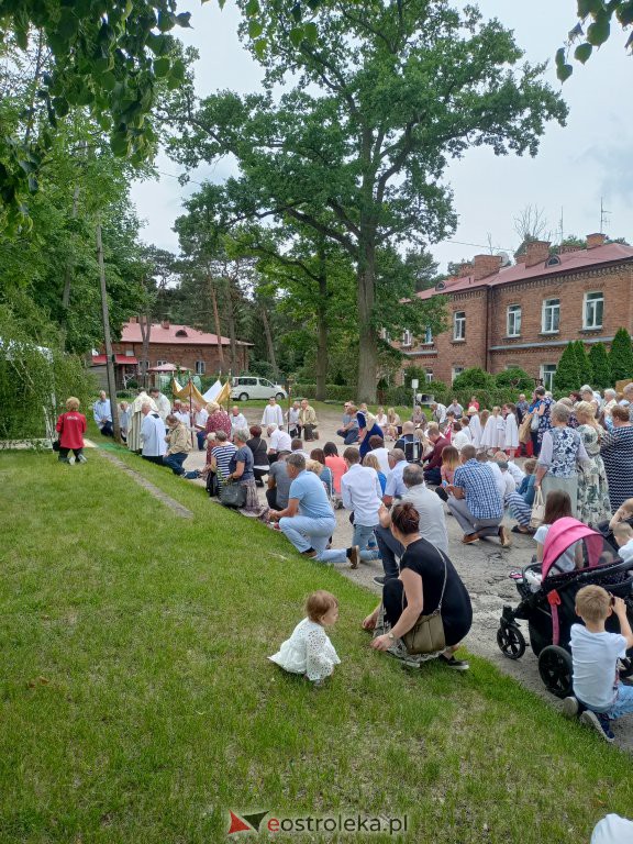  Procesja Bożego Ciała 2022 w parafii pw. św. Wojciecha w Ostrołęce [16.06.2022] - zdjęcie #14 - eOstroleka.pl