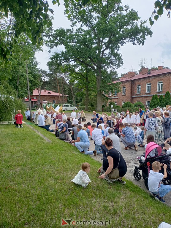  Procesja Bożego Ciała 2022 w parafii pw. św. Wojciecha w Ostrołęce [16.06.2022] - zdjęcie #50 - eOstroleka.pl