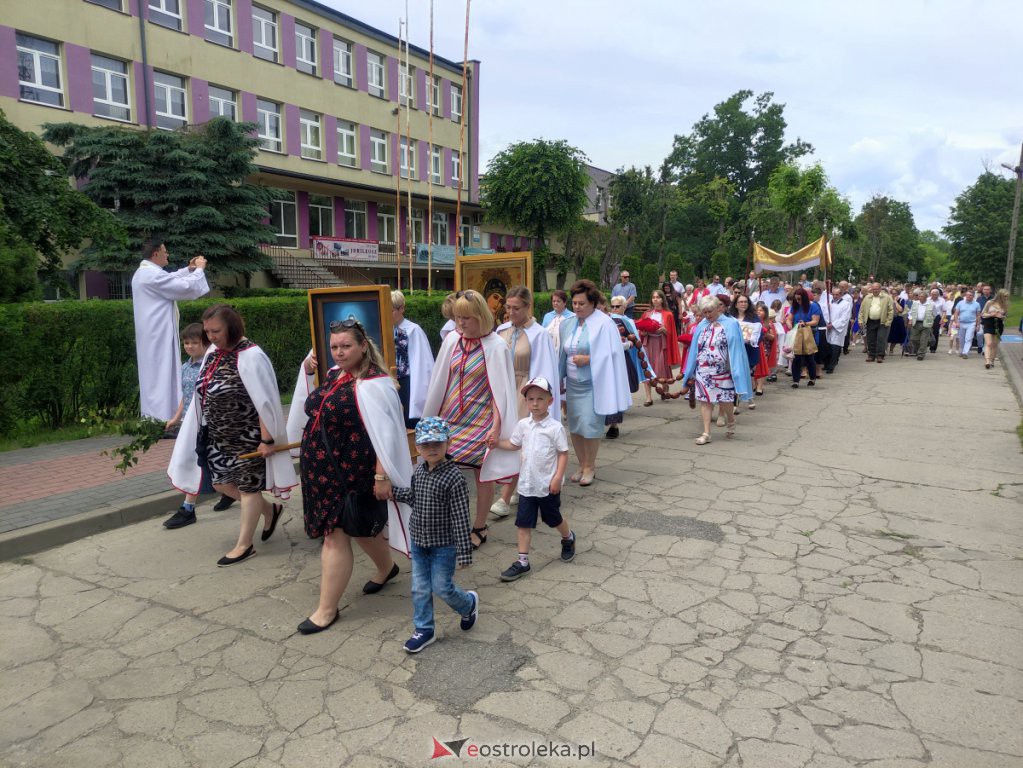  Procesja Bożego Ciała 2022 w parafii pw. św. Wojciecha w Ostrołęce [16.06.2022] - zdjęcie #46 - eOstroleka.pl