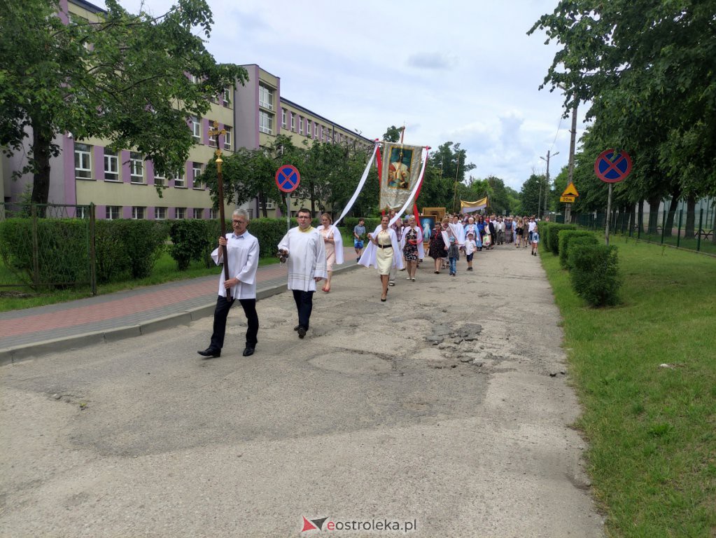  Procesja Bożego Ciała 2022 w parafii pw. św. Wojciecha w Ostrołęce [16.06.2022] - zdjęcie #44 - eOstroleka.pl