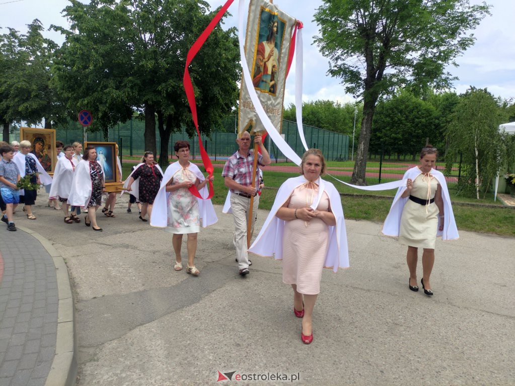  Procesja Bożego Ciała 2022 w parafii pw. św. Wojciecha w Ostrołęce [16.06.2022] - zdjęcie #23 - eOstroleka.pl