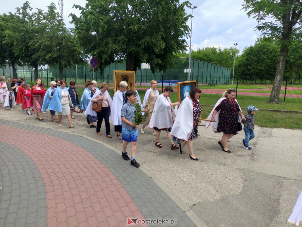  Procesja Bożego Ciała 2022 w parafii pw. św. Wojciecha w Ostrołęce [16.06.2022] - zdjęcie #41 - eOstroleka.pl