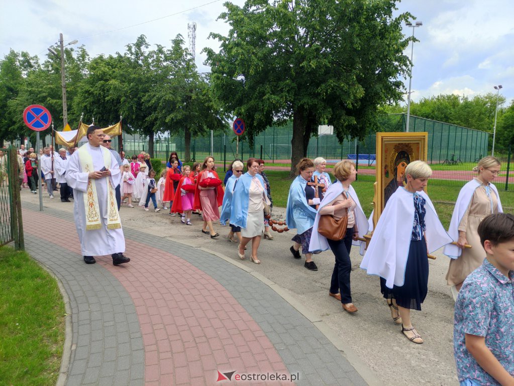  Procesja Bożego Ciała 2022 w parafii pw. św. Wojciecha w Ostrołęce [16.06.2022] - zdjęcie #25 - eOstroleka.pl