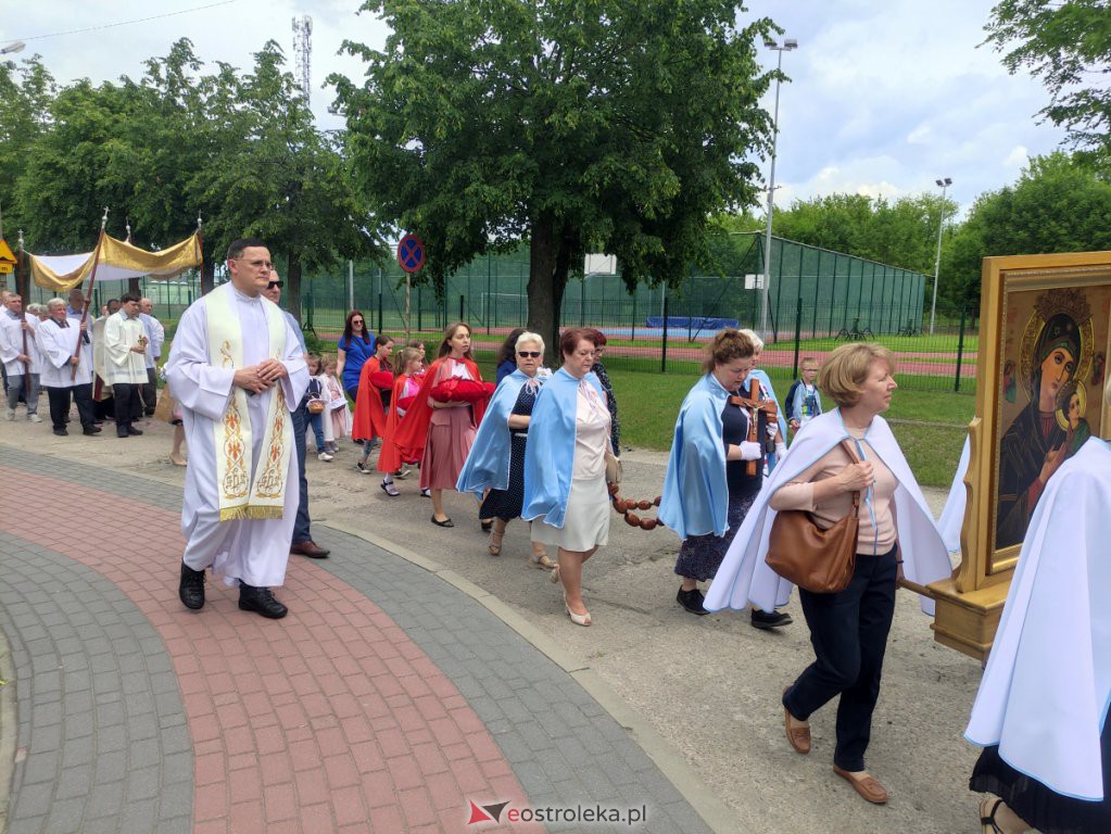  Procesja Bożego Ciała 2022 w parafii pw. św. Wojciecha w Ostrołęce [16.06.2022] - zdjęcie #26 - eOstroleka.pl