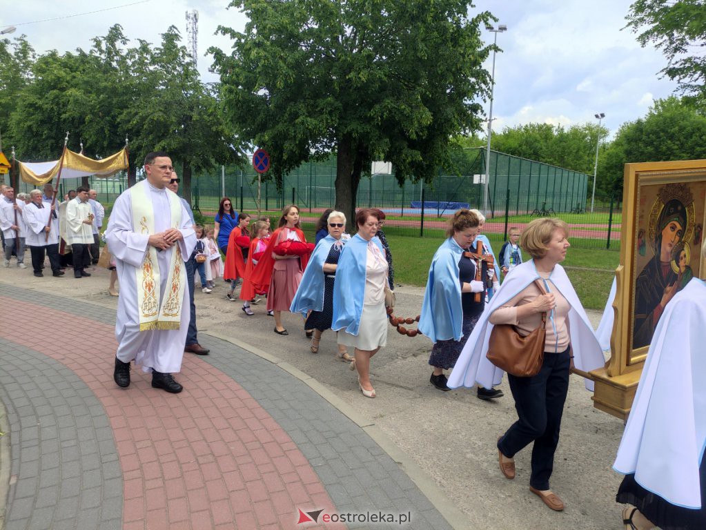  Procesja Bożego Ciała 2022 w parafii pw. św. Wojciecha w Ostrołęce [16.06.2022] - zdjęcie #39 - eOstroleka.pl