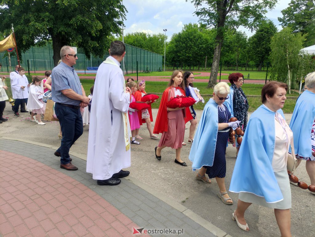  Procesja Bożego Ciała 2022 w parafii pw. św. Wojciecha w Ostrołęce [16.06.2022] - zdjęcie #27 - eOstroleka.pl
