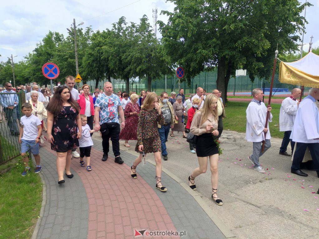  Procesja Bożego Ciała 2022 w parafii pw. św. Wojciecha w Ostrołęce [16.06.2022] - zdjęcie #35 - eOstroleka.pl