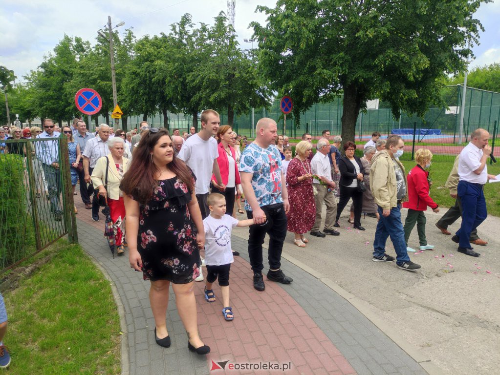  Procesja Bożego Ciała 2022 w parafii pw. św. Wojciecha w Ostrołęce [16.06.2022] - zdjęcie #34 - eOstroleka.pl
