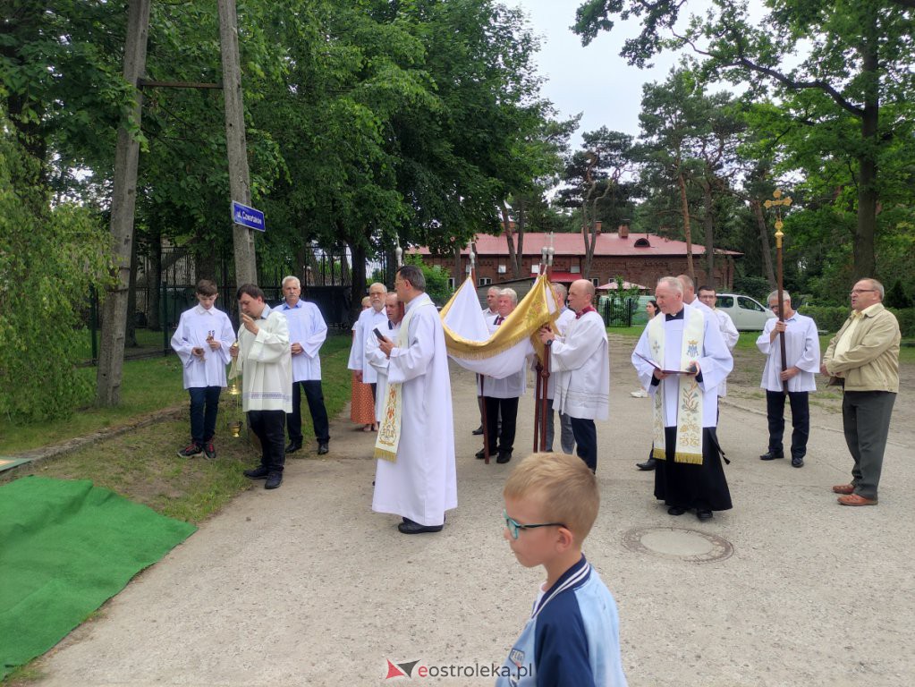  Procesja Bożego Ciała 2022 w parafii pw. św. Wojciecha w Ostrołęce [16.06.2022] - zdjęcie #34 - eOstroleka.pl
