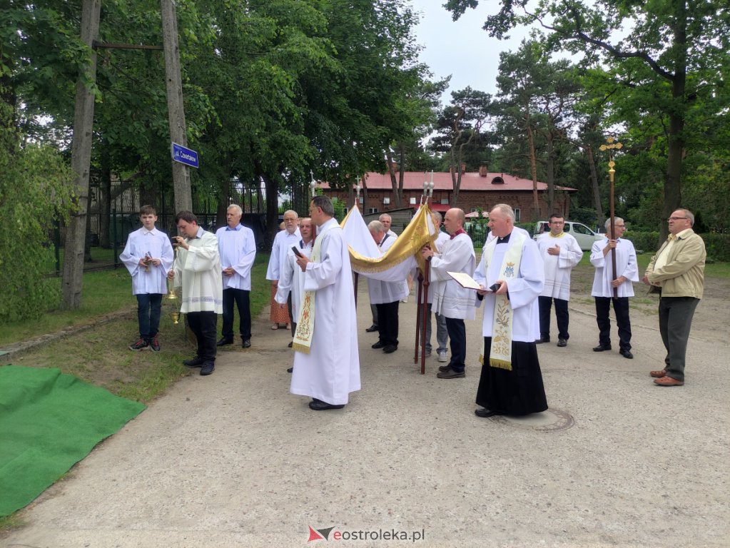  Procesja Bożego Ciała 2022 w parafii pw. św. Wojciecha w Ostrołęce [16.06.2022] - zdjęcie #29 - eOstroleka.pl