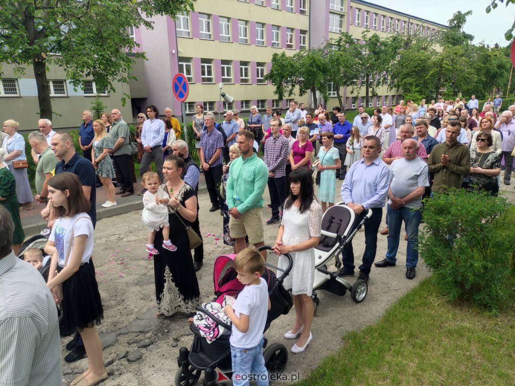  Procesja Bożego Ciała 2022 w parafii pw. św. Wojciecha w Ostrołęce [16.06.2022] - zdjęcie #25 - eOstroleka.pl