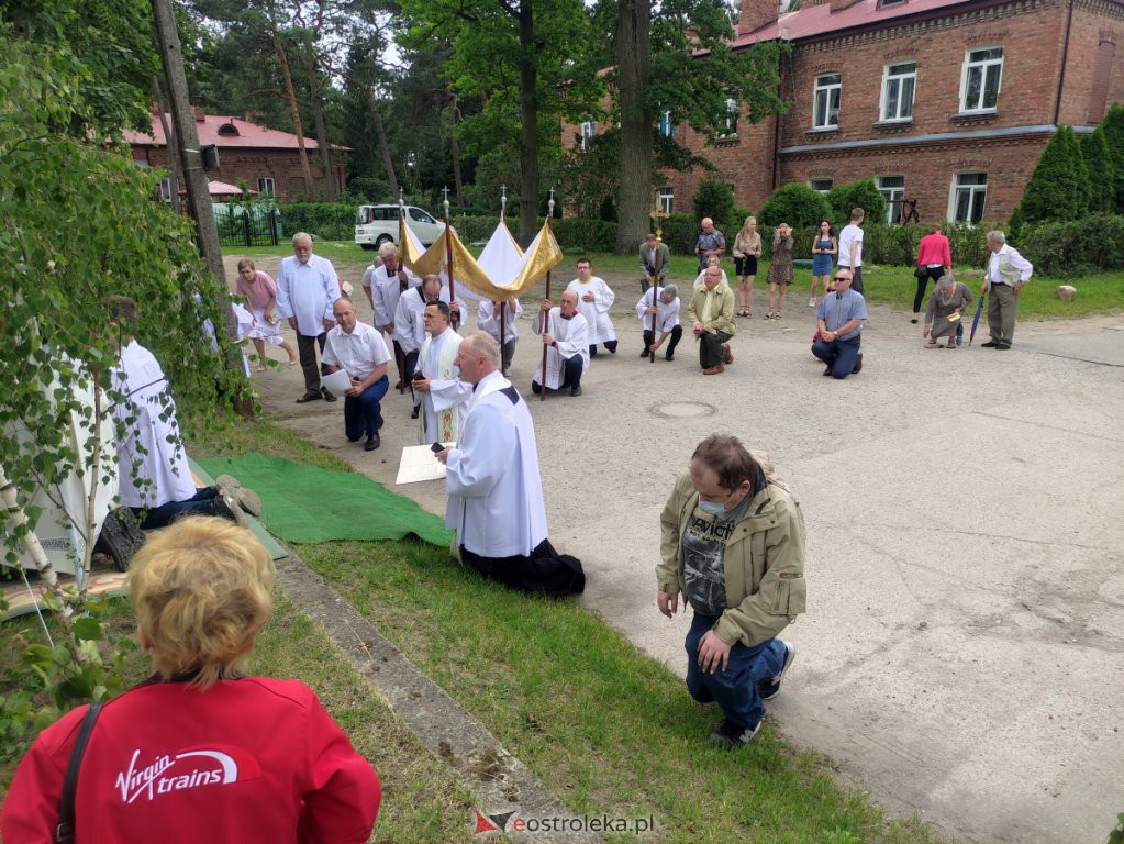  Procesja Bożego Ciała 2022 w parafii pw. św. Wojciecha w Ostrołęce [16.06.2022] - zdjęcie #24 - eOstroleka.pl