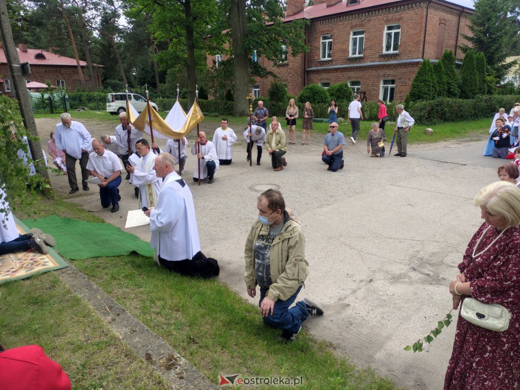  Procesja Bożego Ciała 2022 w parafii pw. św. Wojciecha w Ostrołęce [16.06.2022] - zdjęcie #23 - eOstroleka.pl