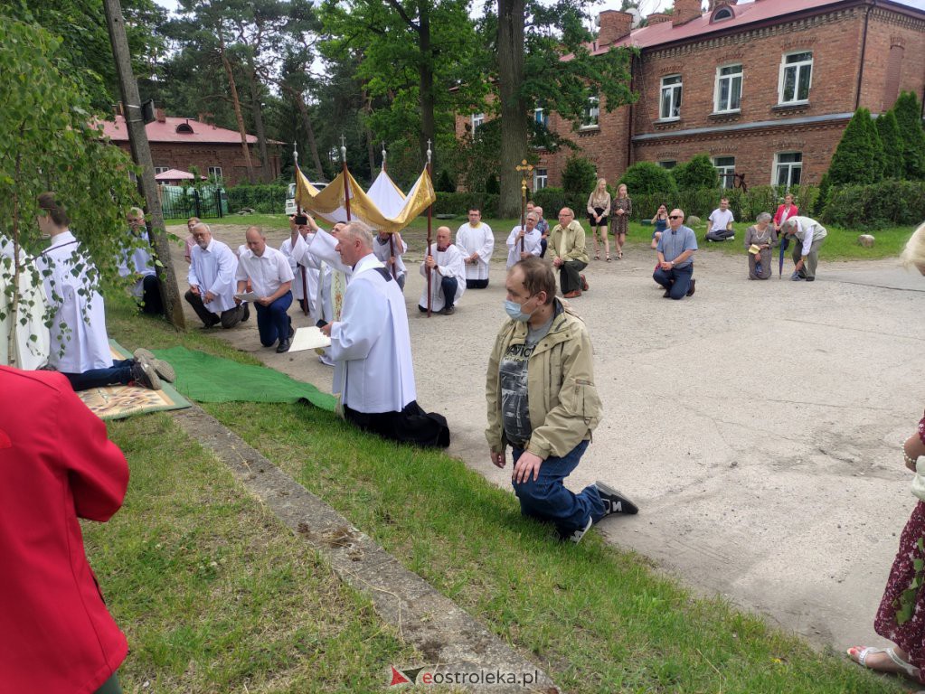  Procesja Bożego Ciała 2022 w parafii pw. św. Wojciecha w Ostrołęce [16.06.2022] - zdjęcie #22 - eOstroleka.pl