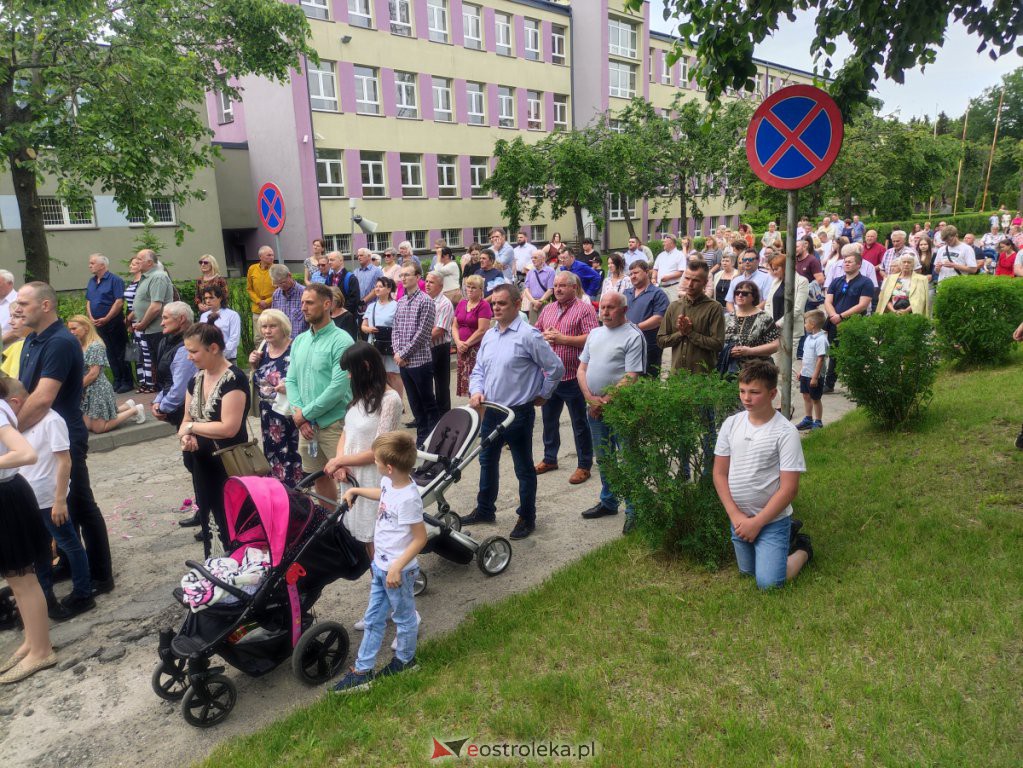  Procesja Bożego Ciała 2022 w parafii pw. św. Wojciecha w Ostrołęce [16.06.2022] - zdjęcie #21 - eOstroleka.pl