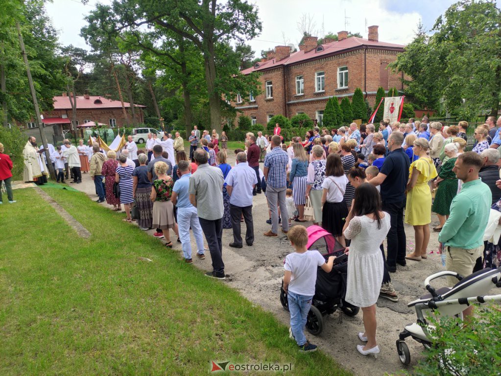  Procesja Bożego Ciała 2022 w parafii pw. św. Wojciecha w Ostrołęce [16.06.2022] - zdjęcie #19 - eOstroleka.pl