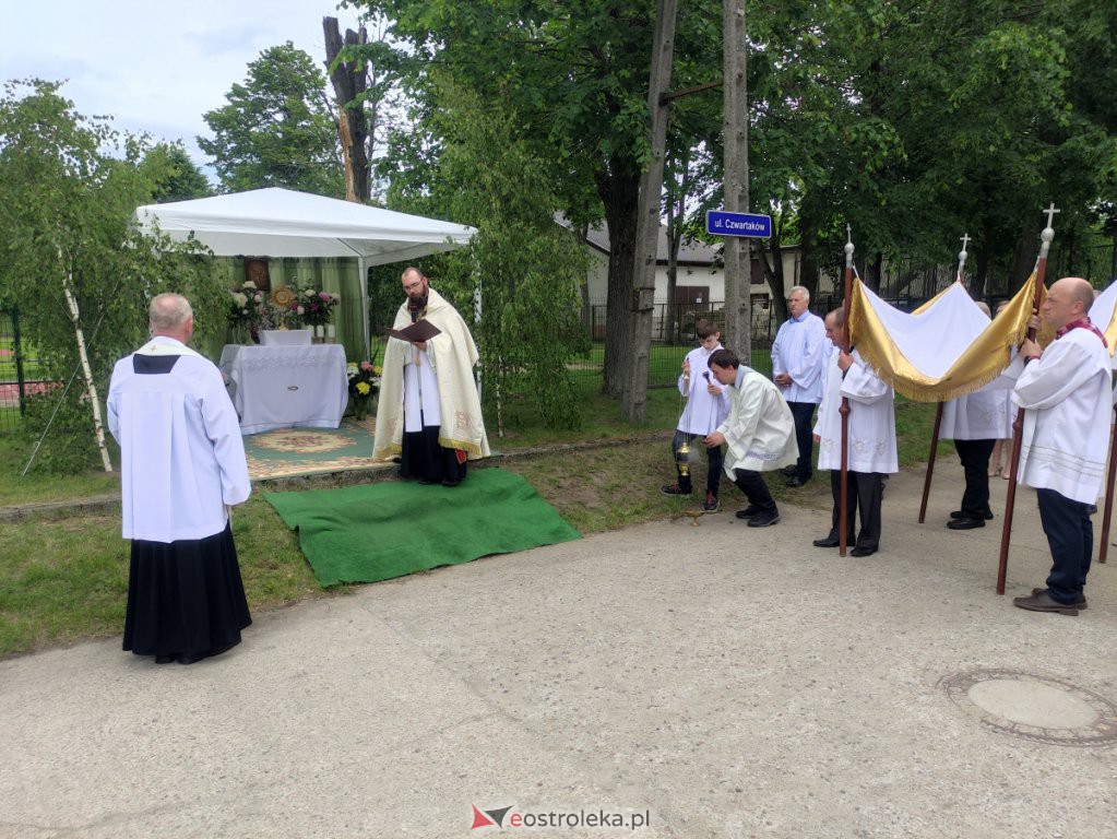  Procesja Bożego Ciała 2022 w parafii pw. św. Wojciecha w Ostrołęce [16.06.2022] - zdjęcie #18 - eOstroleka.pl