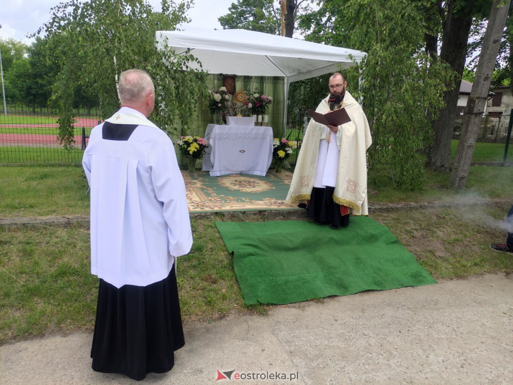  Procesja Bożego Ciała 2022 w parafii pw. św. Wojciecha w Ostrołęce [16.06.2022] - zdjęcie #17 - eOstroleka.pl