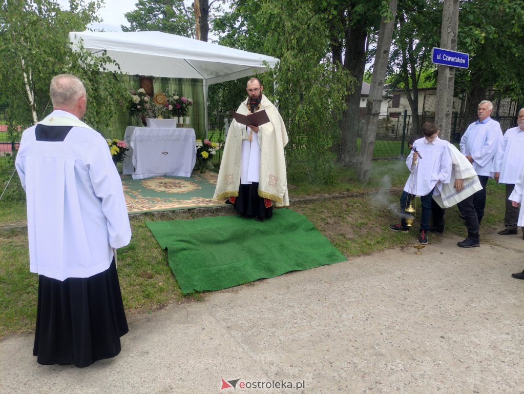  Procesja Bożego Ciała 2022 w parafii pw. św. Wojciecha w Ostrołęce [16.06.2022] - zdjęcie #16 - eOstroleka.pl