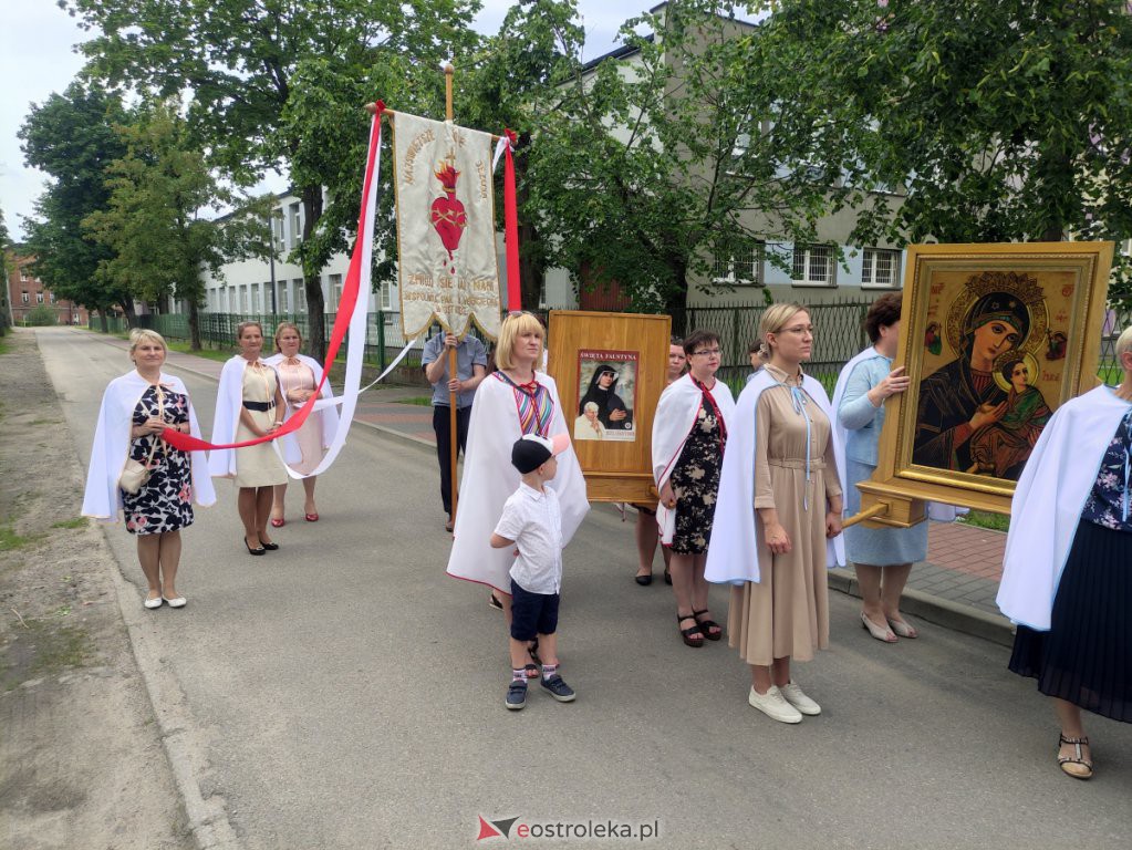  Procesja Bożego Ciała 2022 w parafii pw. św. Wojciecha w Ostrołęce [16.06.2022] - zdjęcie #13 - eOstroleka.pl