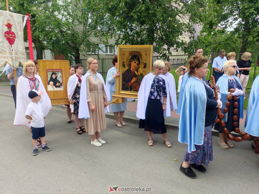  Procesja Bożego Ciała 2022 w parafii pw. św. Wojciecha w Ostrołęce [16.06.2022] - zdjęcie #12 - eOstroleka.pl