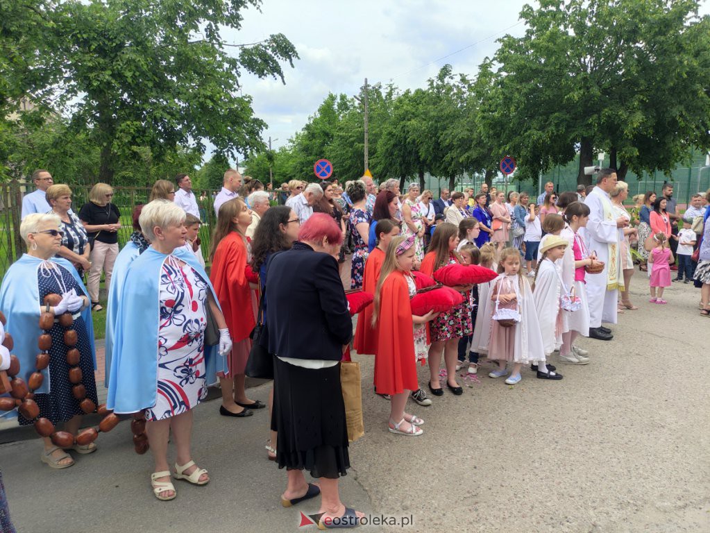  Procesja Bożego Ciała 2022 w parafii pw. św. Wojciecha w Ostrołęce [16.06.2022] - zdjęcie #54 - eOstroleka.pl