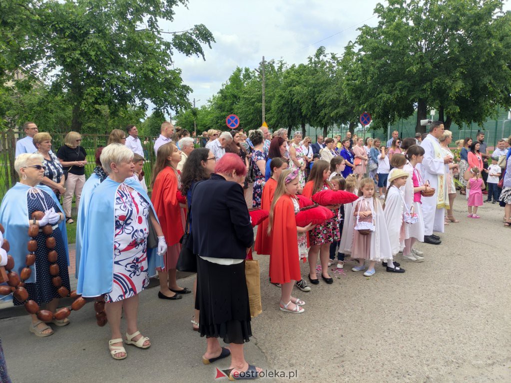  Procesja Bożego Ciała 2022 w parafii pw. św. Wojciecha w Ostrołęce [16.06.2022] - zdjęcie #11 - eOstroleka.pl