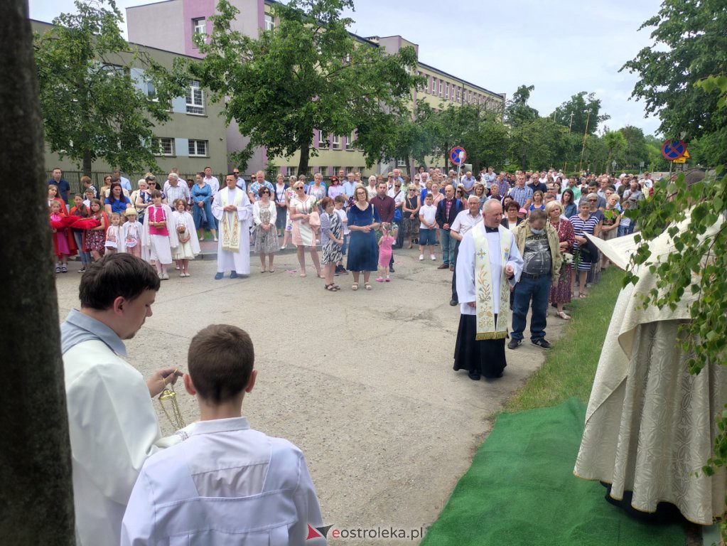  Procesja Bożego Ciała 2022 w parafii pw. św. Wojciecha w Ostrołęce [16.06.2022] - zdjęcie #10 - eOstroleka.pl