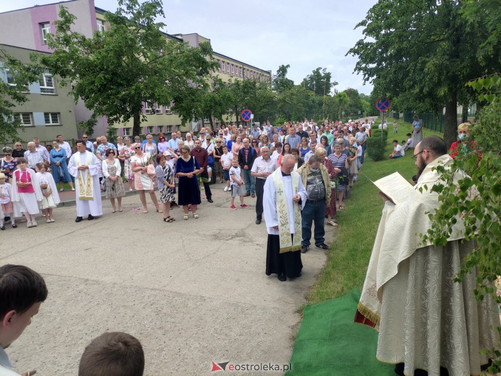  Procesja Bożego Ciała 2022 w parafii pw. św. Wojciecha w Ostrołęce [16.06.2022] - zdjęcie #9 - eOstroleka.pl