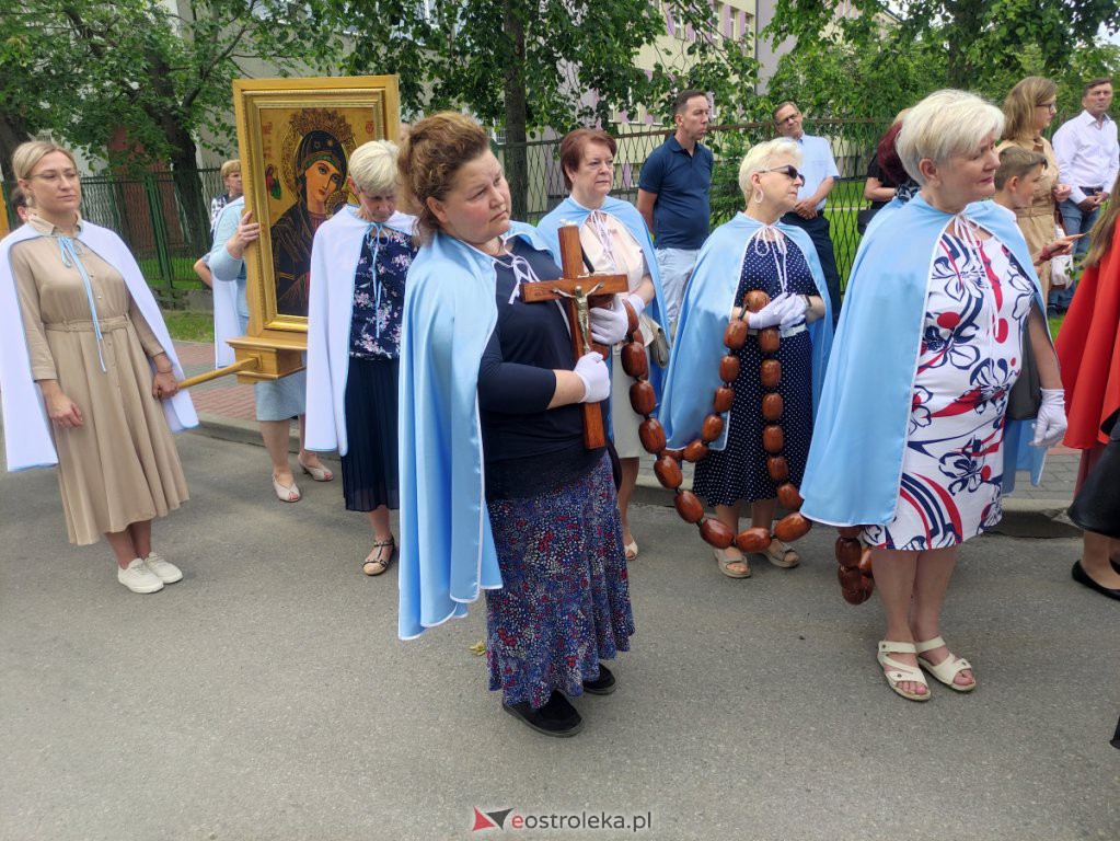  Procesja Bożego Ciała 2022 w parafii pw. św. Wojciecha w Ostrołęce [16.06.2022] - zdjęcie #8 - eOstroleka.pl