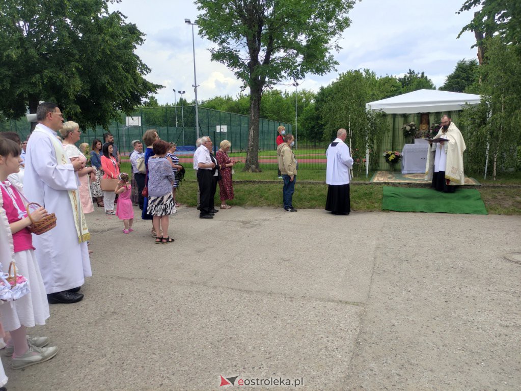  Procesja Bożego Ciała 2022 w parafii pw. św. Wojciecha w Ostrołęce [16.06.2022] - zdjęcie #7 - eOstroleka.pl