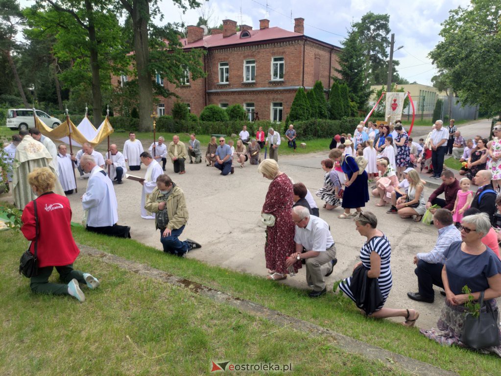  Procesja Bożego Ciała 2022 w parafii pw. św. Wojciecha w Ostrołęce [16.06.2022] - zdjęcie #6 - eOstroleka.pl