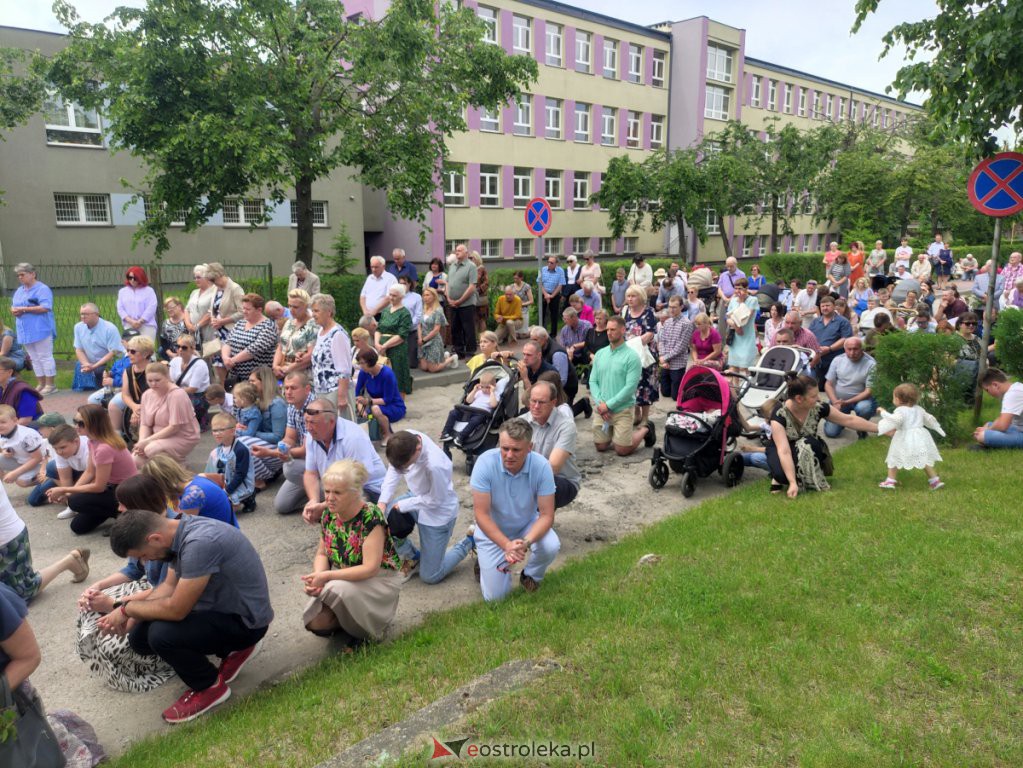  Procesja Bożego Ciała 2022 w parafii pw. św. Wojciecha w Ostrołęce [16.06.2022] - zdjęcie #4 - eOstroleka.pl