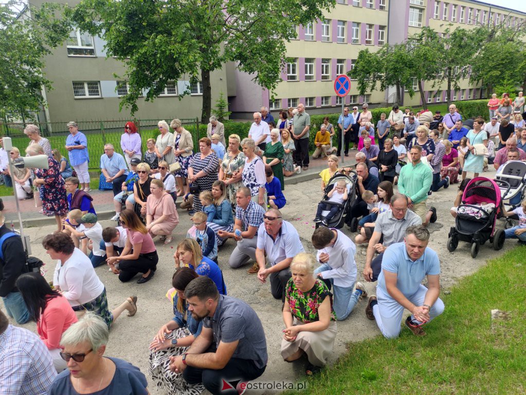  Procesja Bożego Ciała 2022 w parafii pw. św. Wojciecha w Ostrołęce [16.06.2022] - zdjęcie #3 - eOstroleka.pl