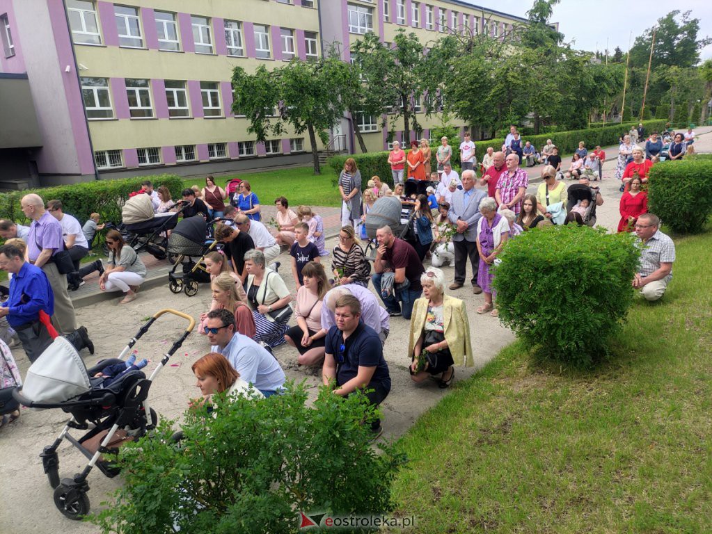  Procesja Bożego Ciała 2022 w parafii pw. św. Wojciecha w Ostrołęce [16.06.2022] - zdjęcie #2 - eOstroleka.pl