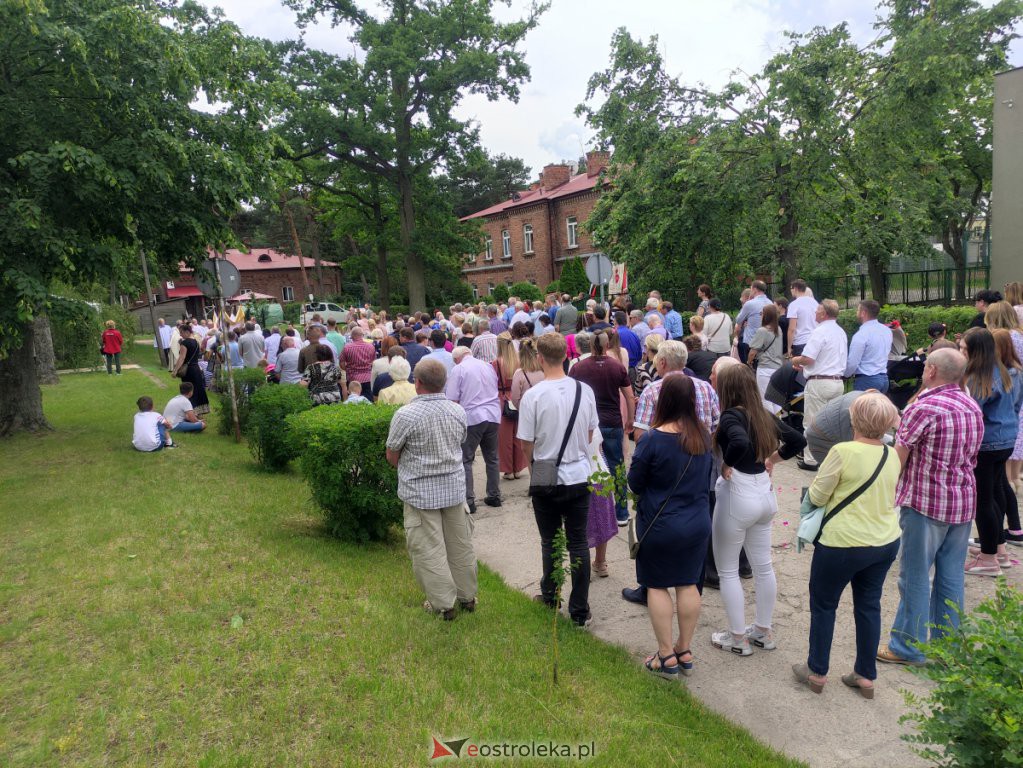  Procesja Bożego Ciała 2022 w parafii pw. św. Wojciecha w Ostrołęce [16.06.2022] - zdjęcie #1 - eOstroleka.pl