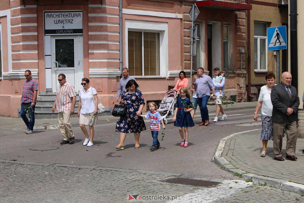 Boże Ciało 2022 w parafi pw. Nawiedzenia NMP w Ostrołęce [16.06.2022] - zdjęcie #1 - eOstroleka.pl