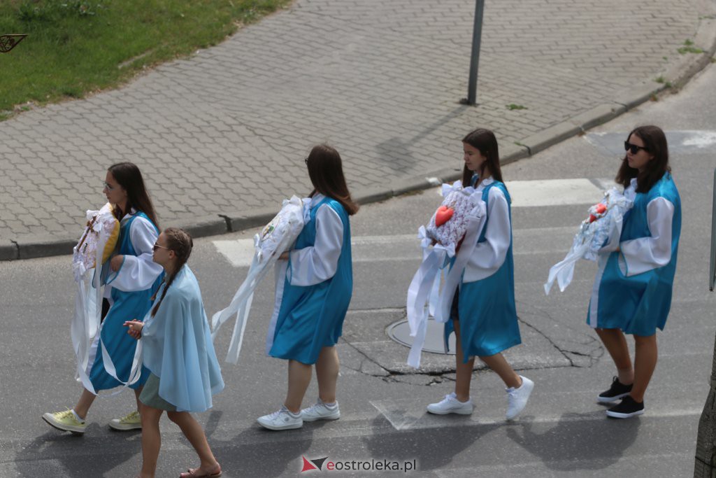 Boże Ciało 2022. Procesja w parafii pw. Zbawiciela Świata w Ostrołęce [16.06.2022] - zdjęcie #99 - eOstroleka.pl