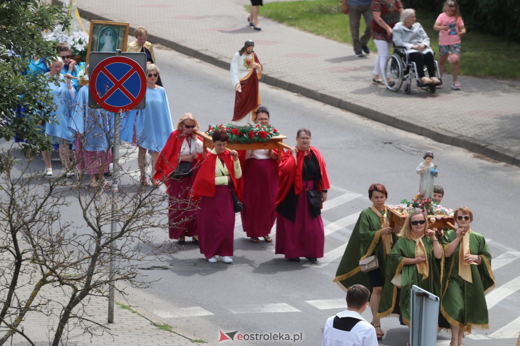 Boże Ciało 2022. Procesja w parafii pw. Zbawiciela Świata w Ostrołęce [16.06.2022] - zdjęcie #96 - eOstroleka.pl