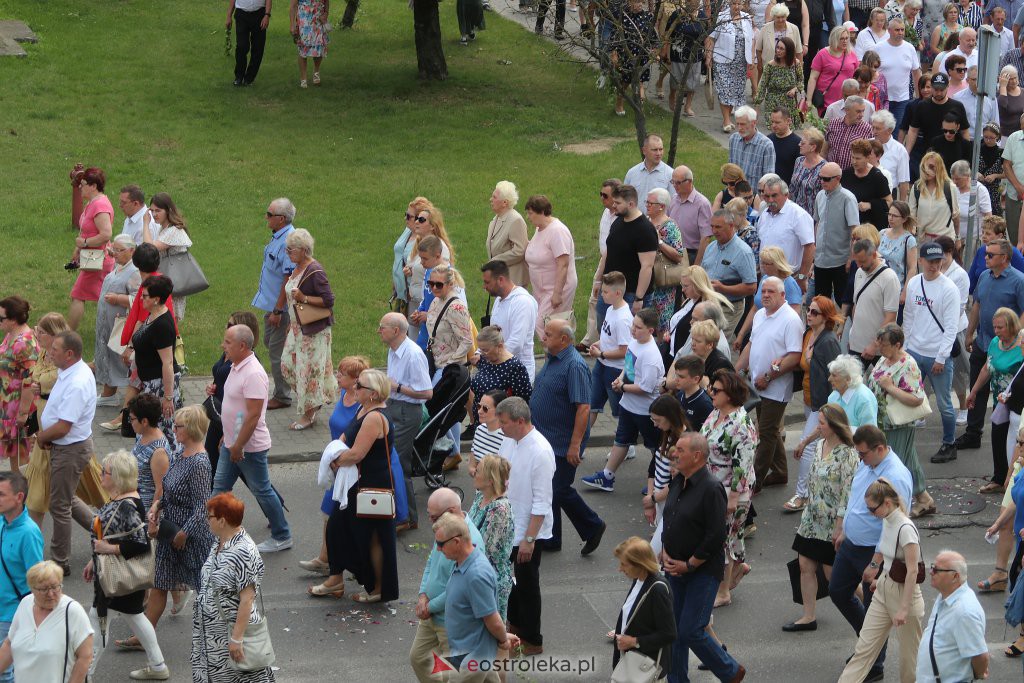 Boże Ciało 2022. Procesja w parafii pw. Zbawiciela Świata w Ostrołęce [16.06.2022] - zdjęcie #52 - eOstroleka.pl