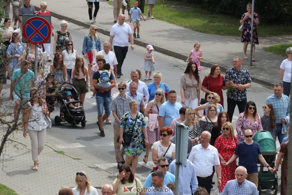 Boże Ciało 2022. Procesja w parafii pw. Zbawiciela Świata w Ostrołęce [16.06.2022] - zdjęcie #11 - eOstroleka.pl