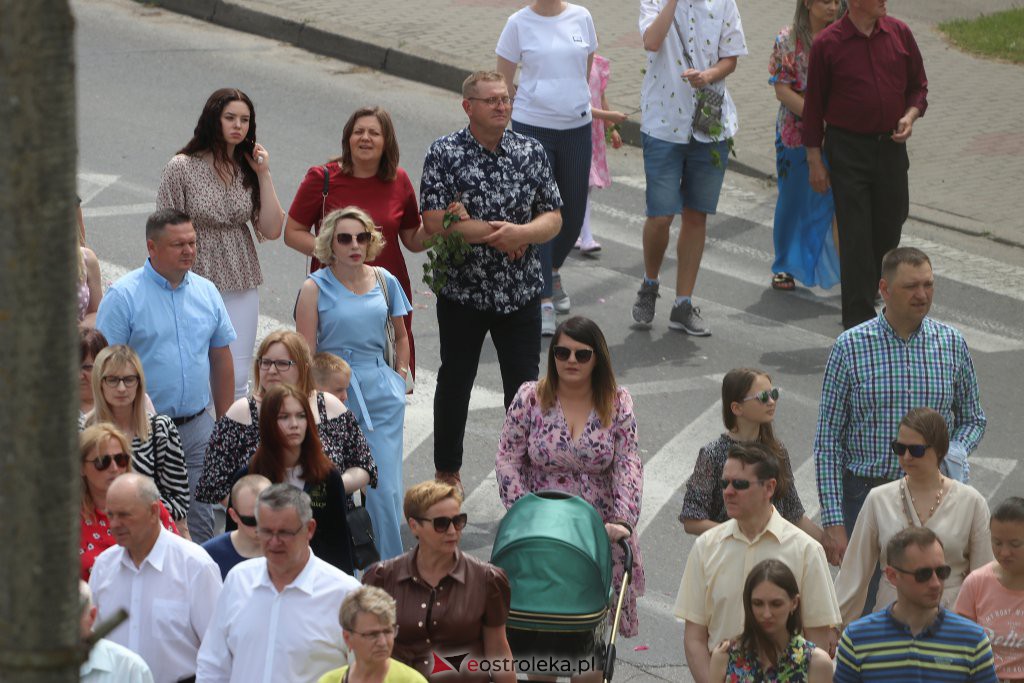 Boże Ciało 2022. Procesja w parafii pw. Zbawiciela Świata w Ostrołęce [16.06.2022] - zdjęcie #6 - eOstroleka.pl
